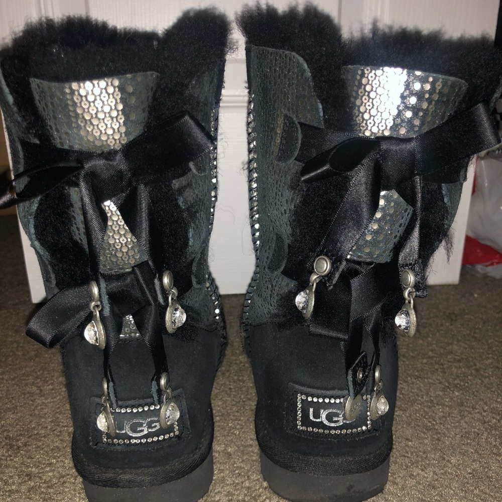 UGGS - Picture 2 of 4